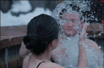 游客在长白山体验温泉。长白山管委会/供图