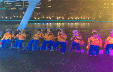 广西小朋友夜游松花江。石洪宇/摄