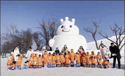 广西小朋友们打卡“净月雪世界”。杨屹/摄