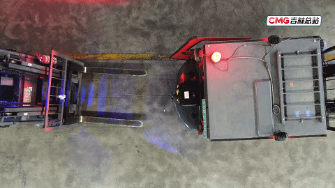 △ 在吉林化纤集团生产车间内，工人们用2根薄如蝉翼的大丝束碳纤维做缆绳，能轻松拖动4吨重的叉车前行。