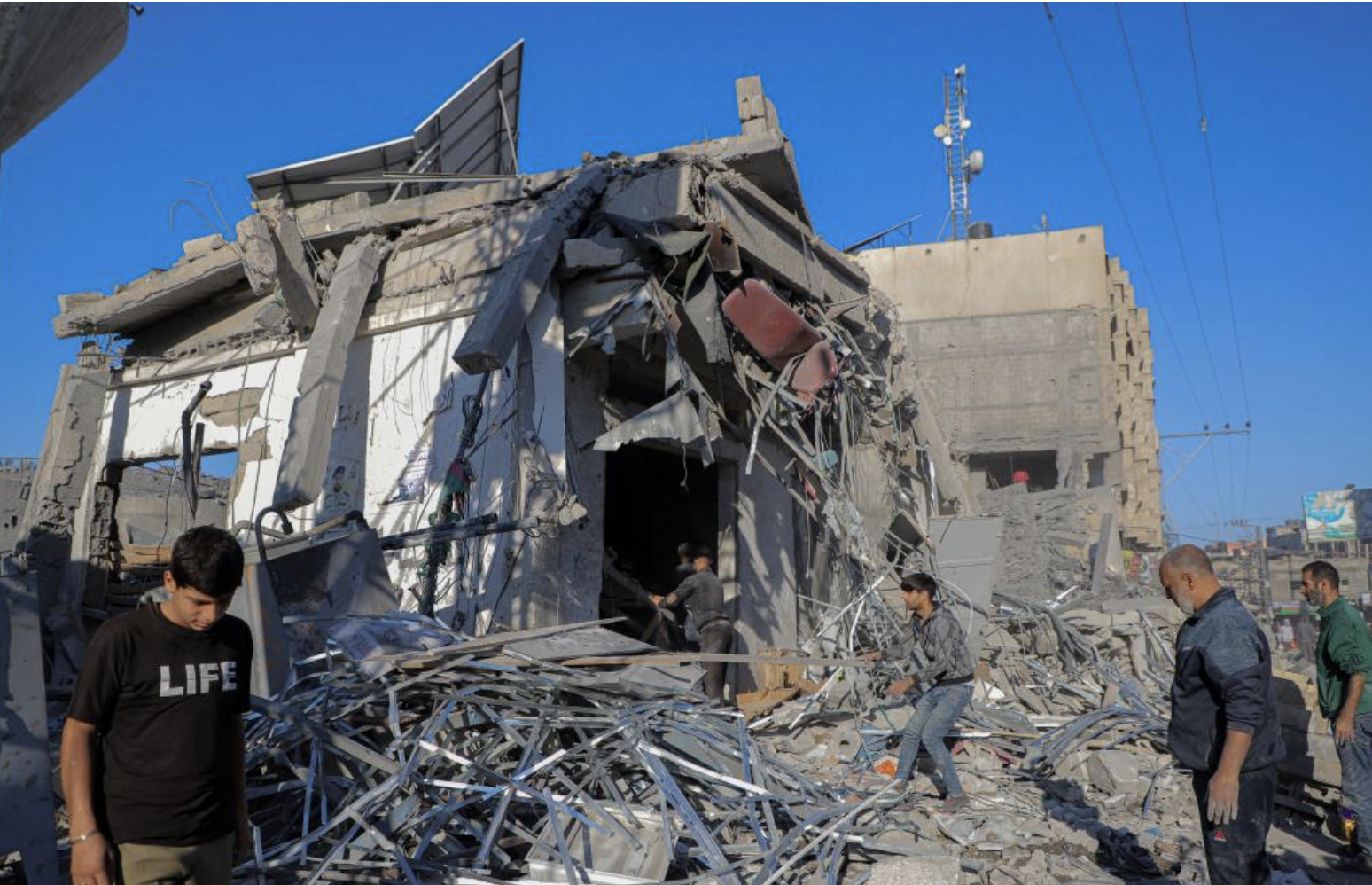 ▲加沙南部遭以色列袭击后的建筑废墟 图据新华社