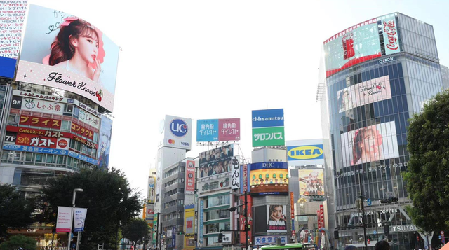 美妆品牌花知晓在日本涉谷新宿的投屏广告 图自花知晓微博