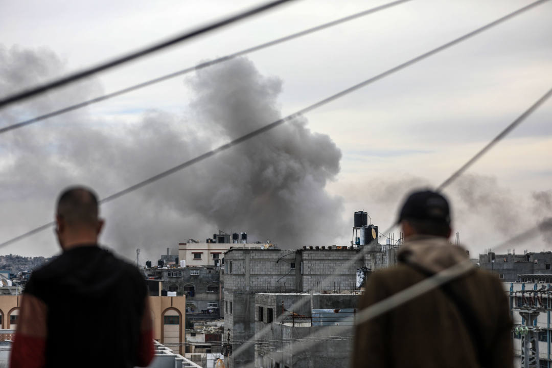 ▲1月21日，加沙地带南部城市汗尤尼斯在遭遇以军空袭后升起浓烟 图据新华社