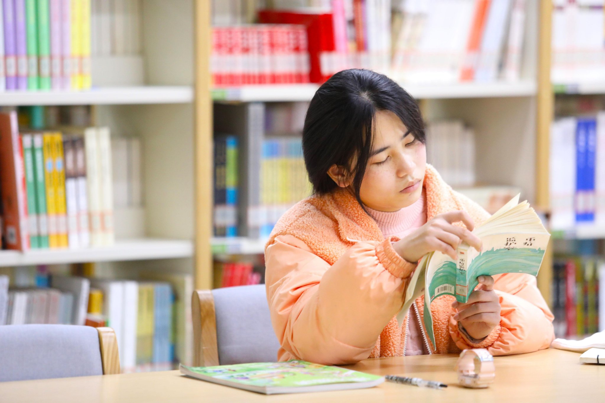 学生在全神贯注地阅读书籍.通讯员 刘辉 摄