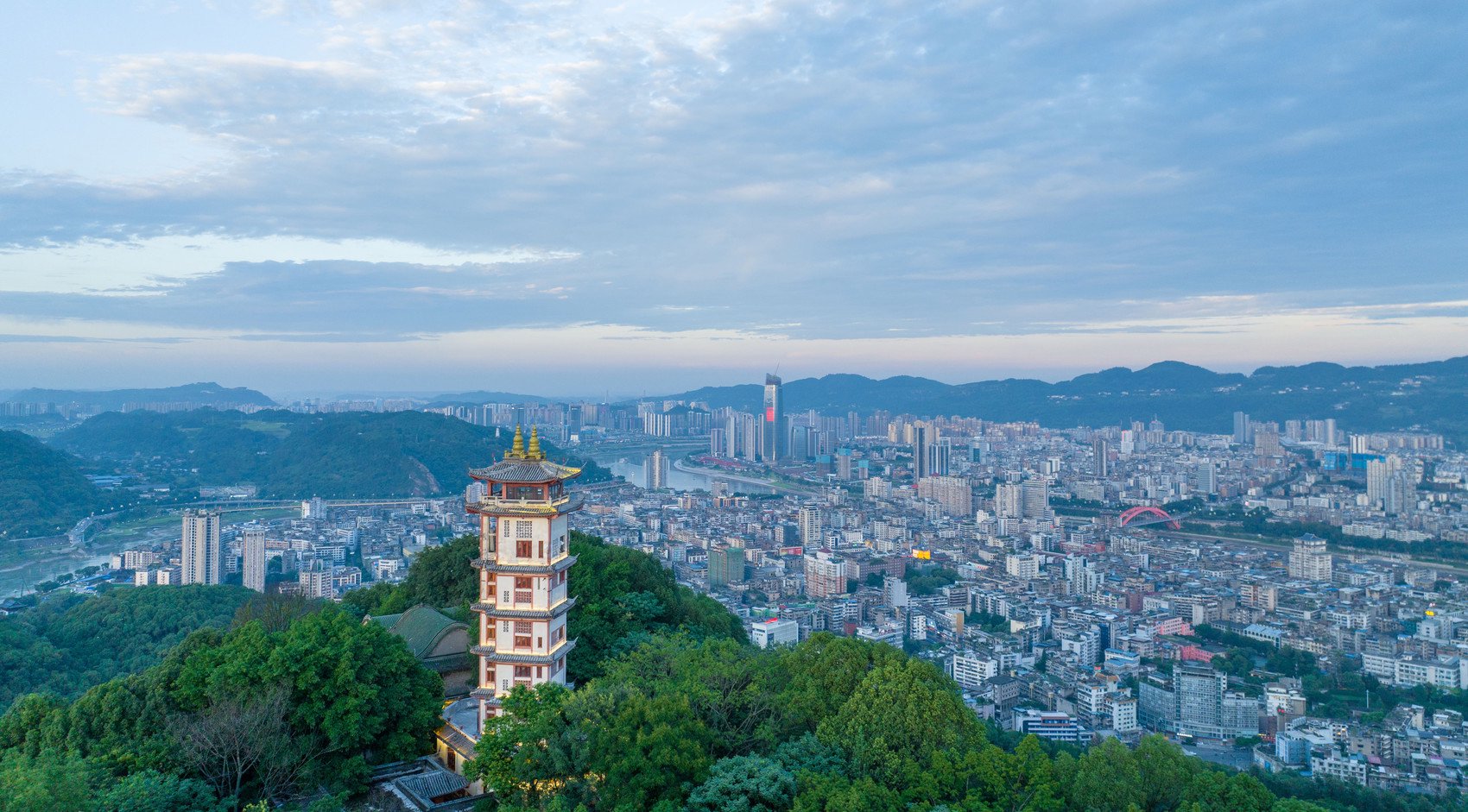 俯瞰宜宾城市风光. 罗顺 摄