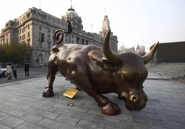 在外滩漫步的人,经常会被一座神态生动,充满活力的"外滩铜牛"雕塑所