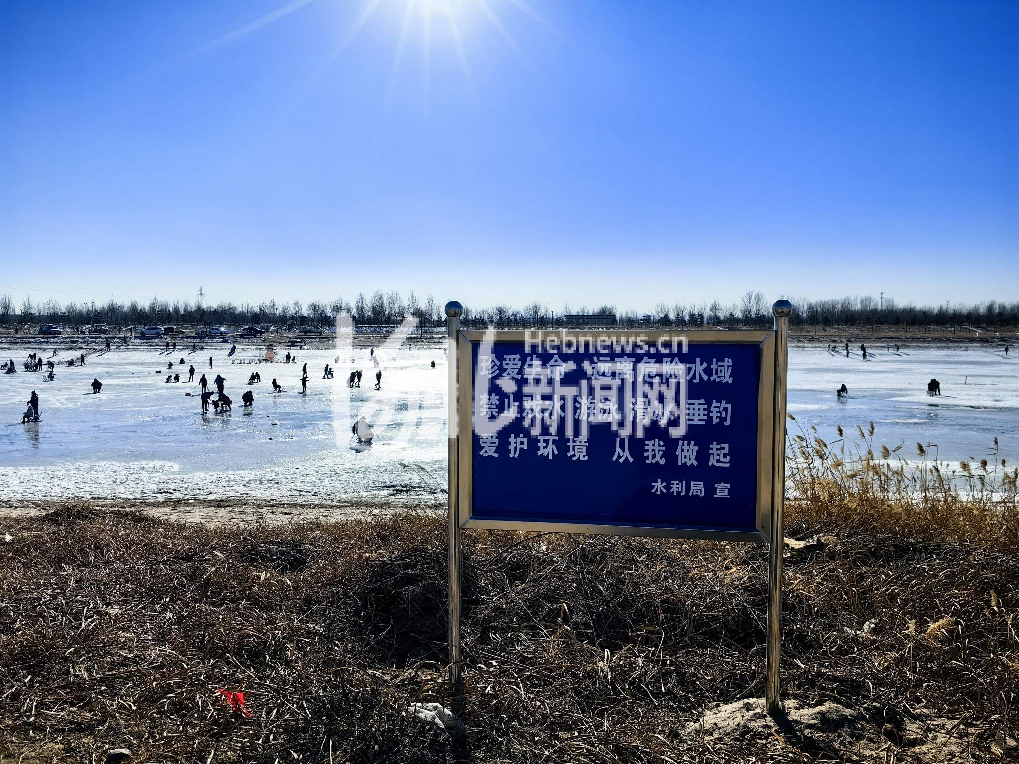 滹沱河岸边禁止滑冰的安全提示牌