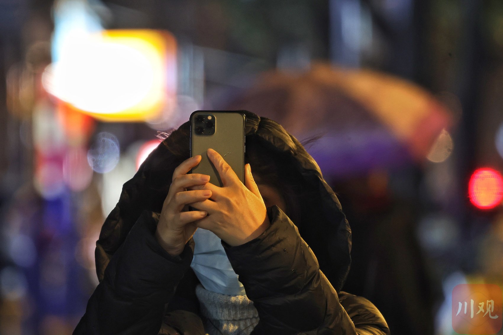 市民用手机拍摄细雨中的雪花