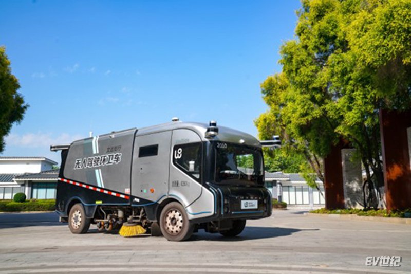 文远环卫车造型前卫，可提供多项城市无人清扫服务