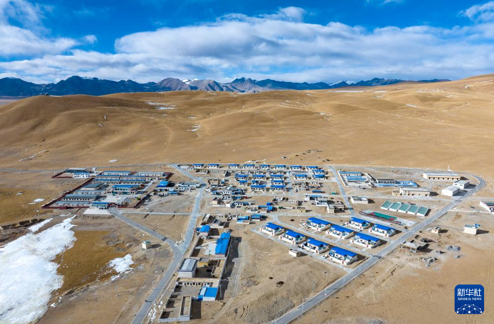 鸟瞰那曲市申扎县巴扎乡色尼村