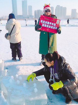 市民自制“小灵龙” “钻石海”里送游客