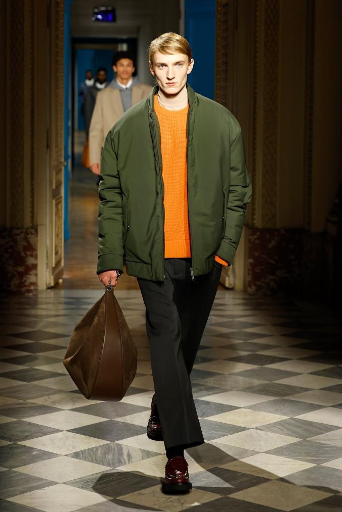 1月20日,模特在法国巴黎男装周上展示华伦天奴品牌2024/2025秋冬新品.