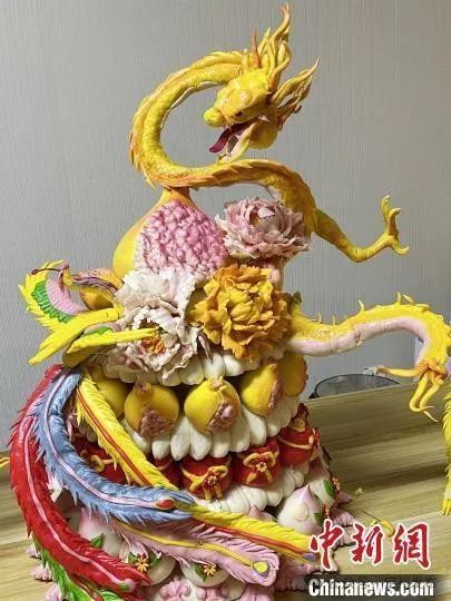 图为苏利荣及同事们制作的"龙凤呈祥"花馍.白永民 摄