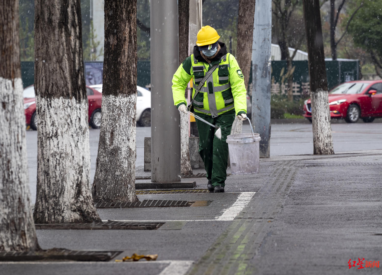 环卫工人陈英正在忙碌