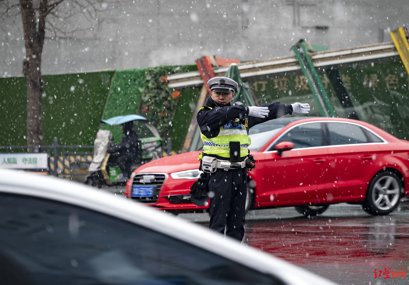 成都交警四分局民警郑云在街头执勤