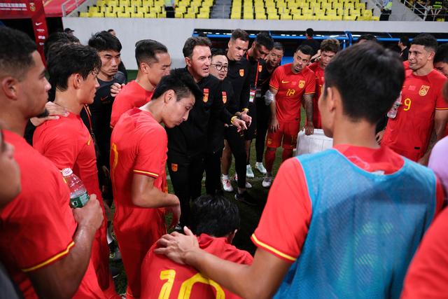 2023年9月12日，四川成都，2023足球友谊赛，中国男足0-1叙利亚，图为扬科维奇向队员讲话 图据视觉中国