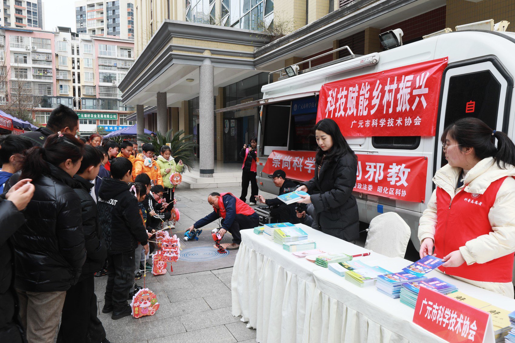 科技宣传展位的机器人表演.高志农 摄