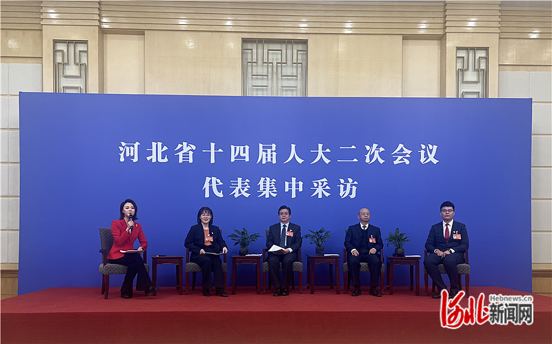 张帆摄纵览新闻记者 杨佳薇 张帆"幸福在哪里,她在群众的呼声里;幸福