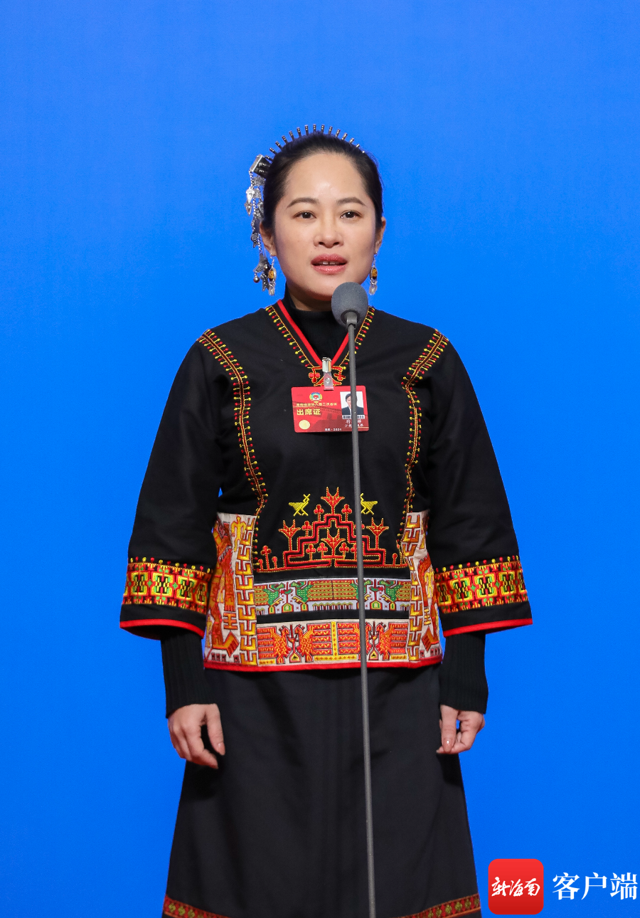 海南省政协委员,定安县人民政府副县长符攀婵.记者 李昊 摄