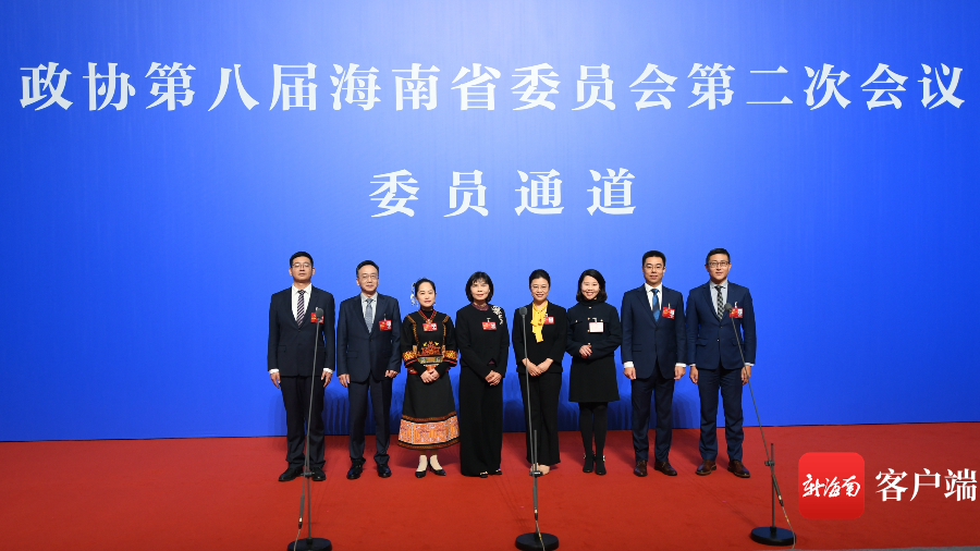 1月24日，政协第八届海南省委员会第二次会议“委员通道”（第二场）集体采访活动举行。记者 陈卫东摄