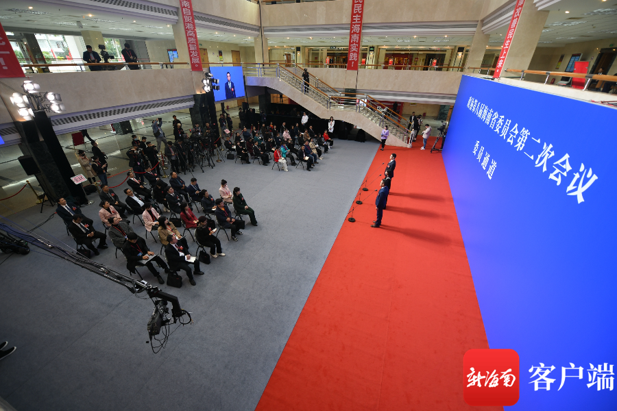 政协第八届海南省委员会第二次会议“委员通道”（第二场）集体采访活动现场。记者 陈卫东摄