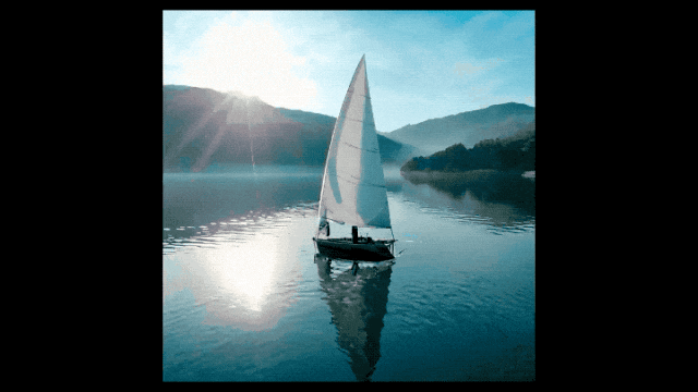 △“阳光明媚，帆船在湖中航行”