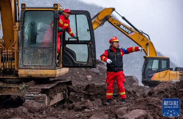 "中国安能集团抢险救援指导组组长管定帮说,中国安能救援队的15台挖掘