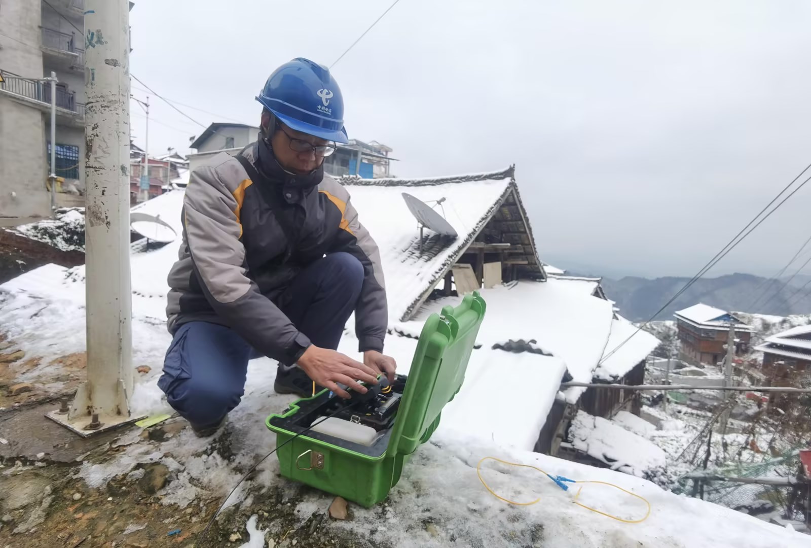 1月23日,中国电信三江分公司装维人员冒着严寒,到偏远山区支撑支局