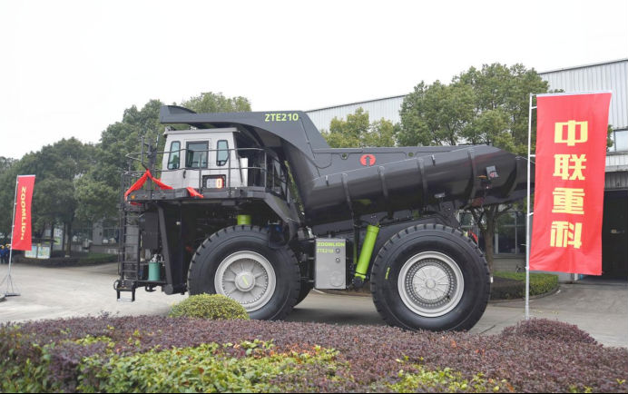 行业首台百吨级全国产化电传动矿用自卸车中联重科zte210