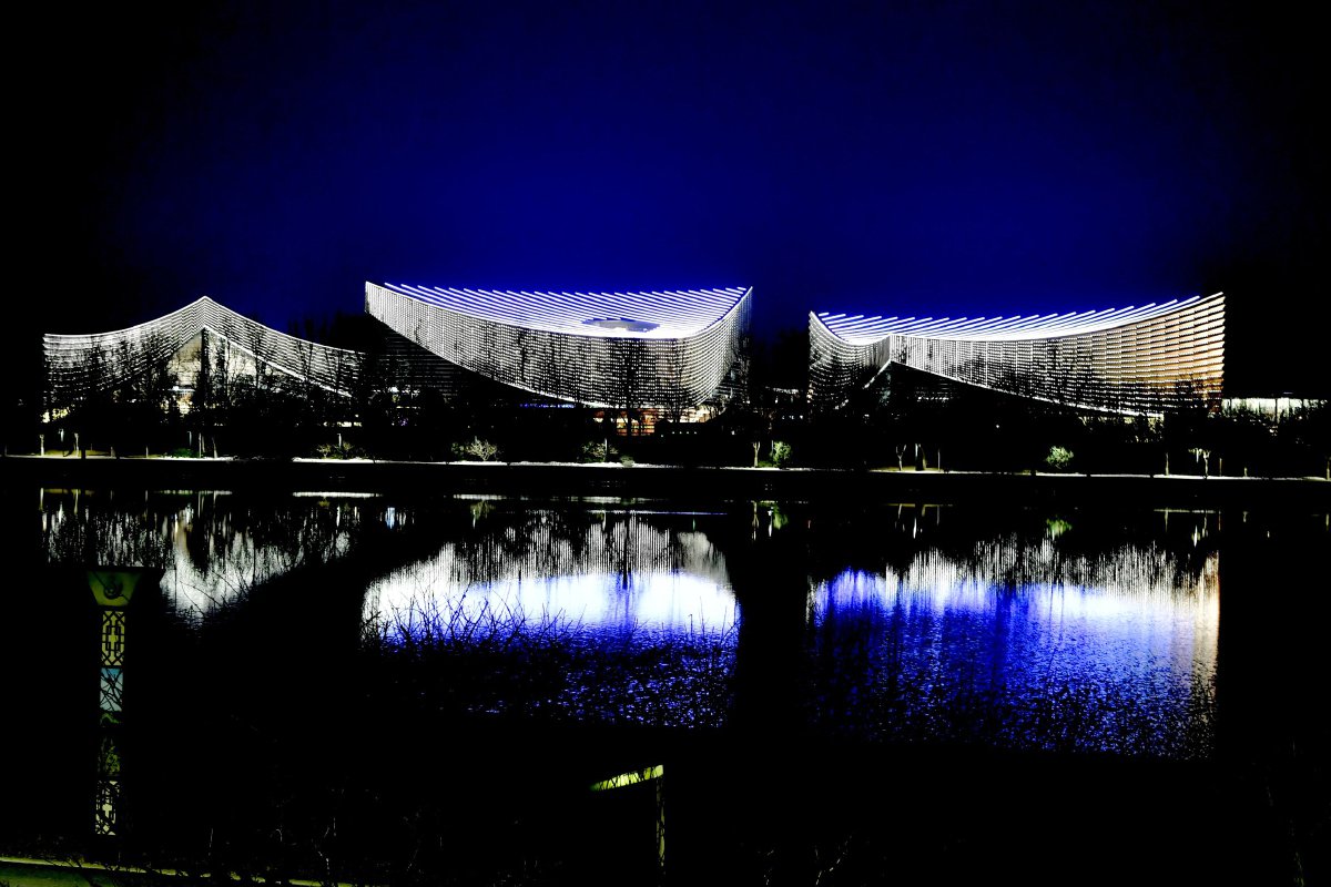 夜幕下的北京艺术中心.记者 唐建/摄