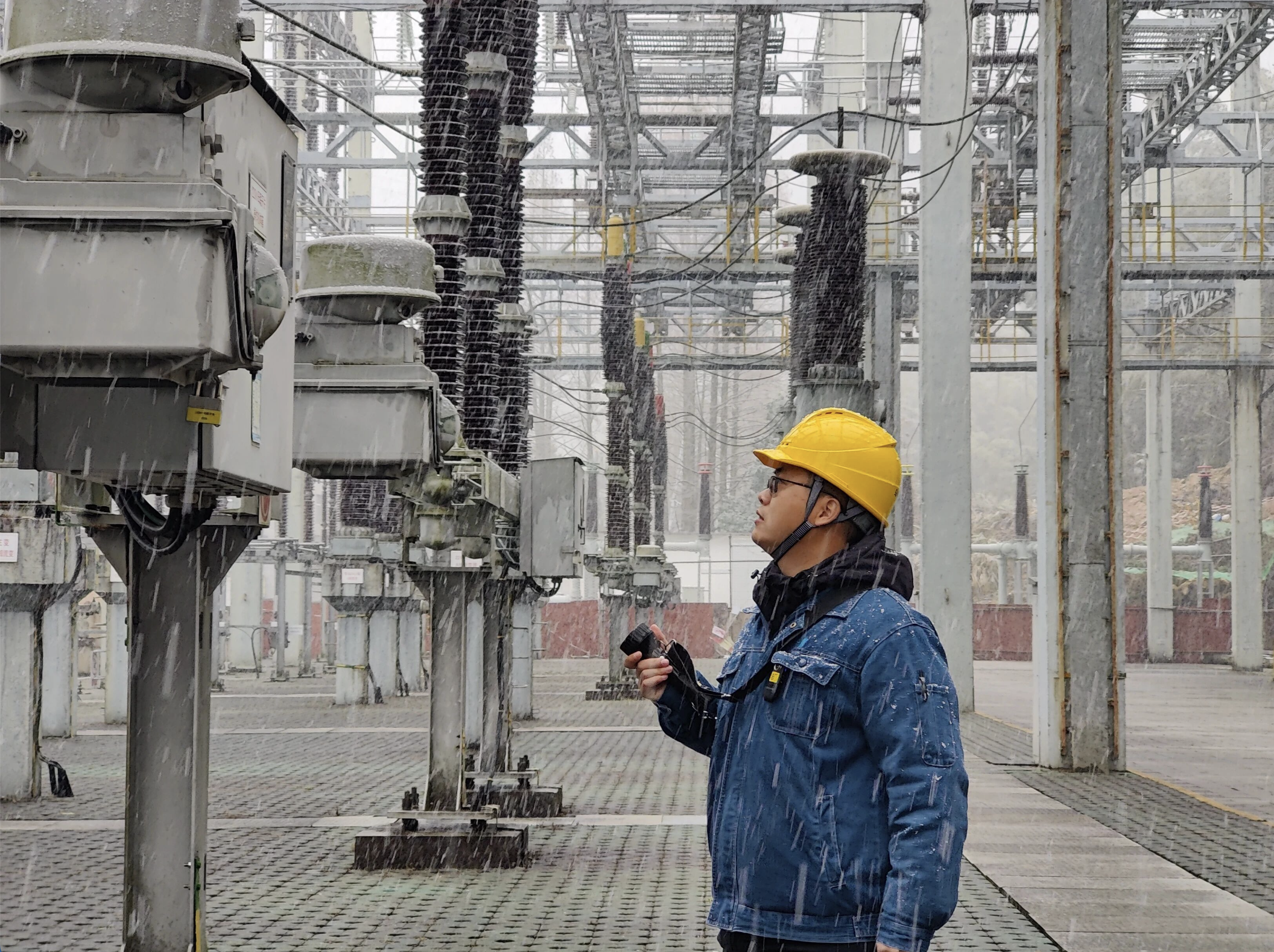 92%)迅速进入抗寒保电工作状态,普定发电公司增加巡检频次,加强对升压