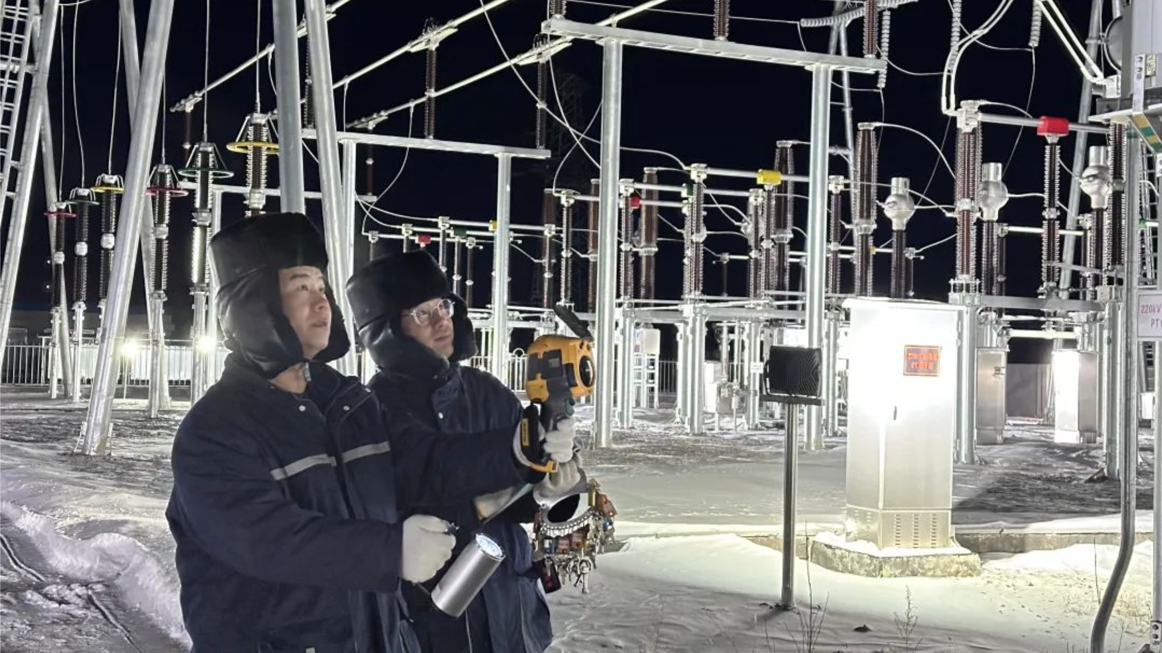 河北公司冀北新能源驰盛风电场运维人员对升压站设备开展特巡