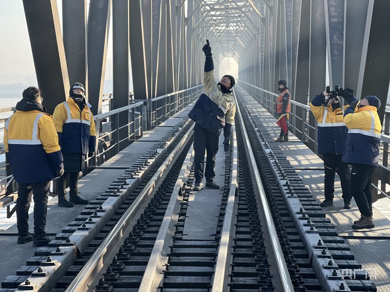 【新春走基层】图集：松花江上守桥人