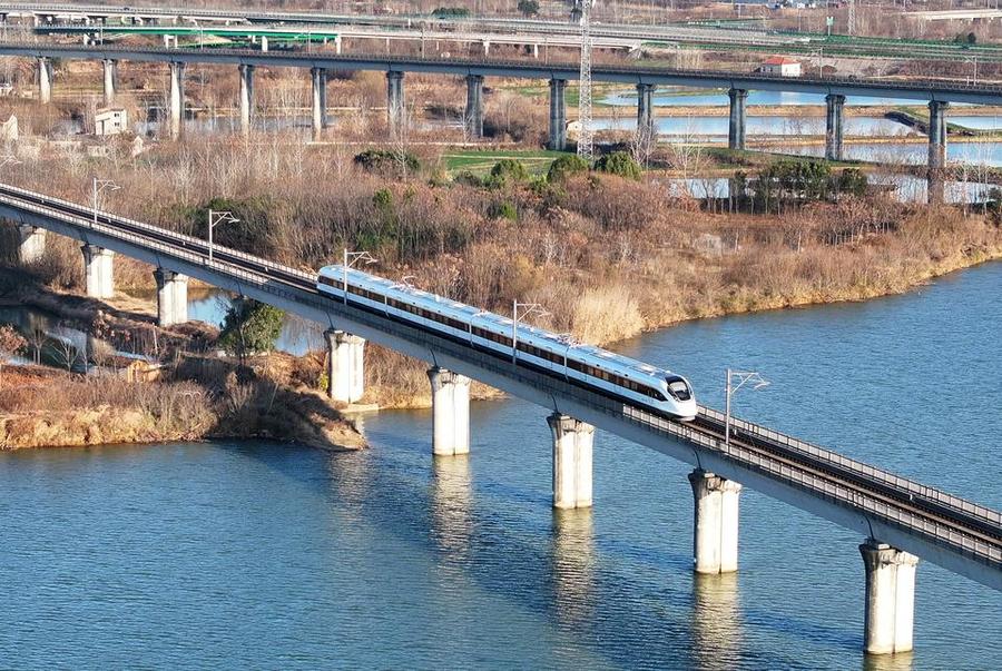 中车四方股份公司研制的我国新型城际市域智能列车（CINOVA2.0）运行在武鄂黄黄城际铁路
