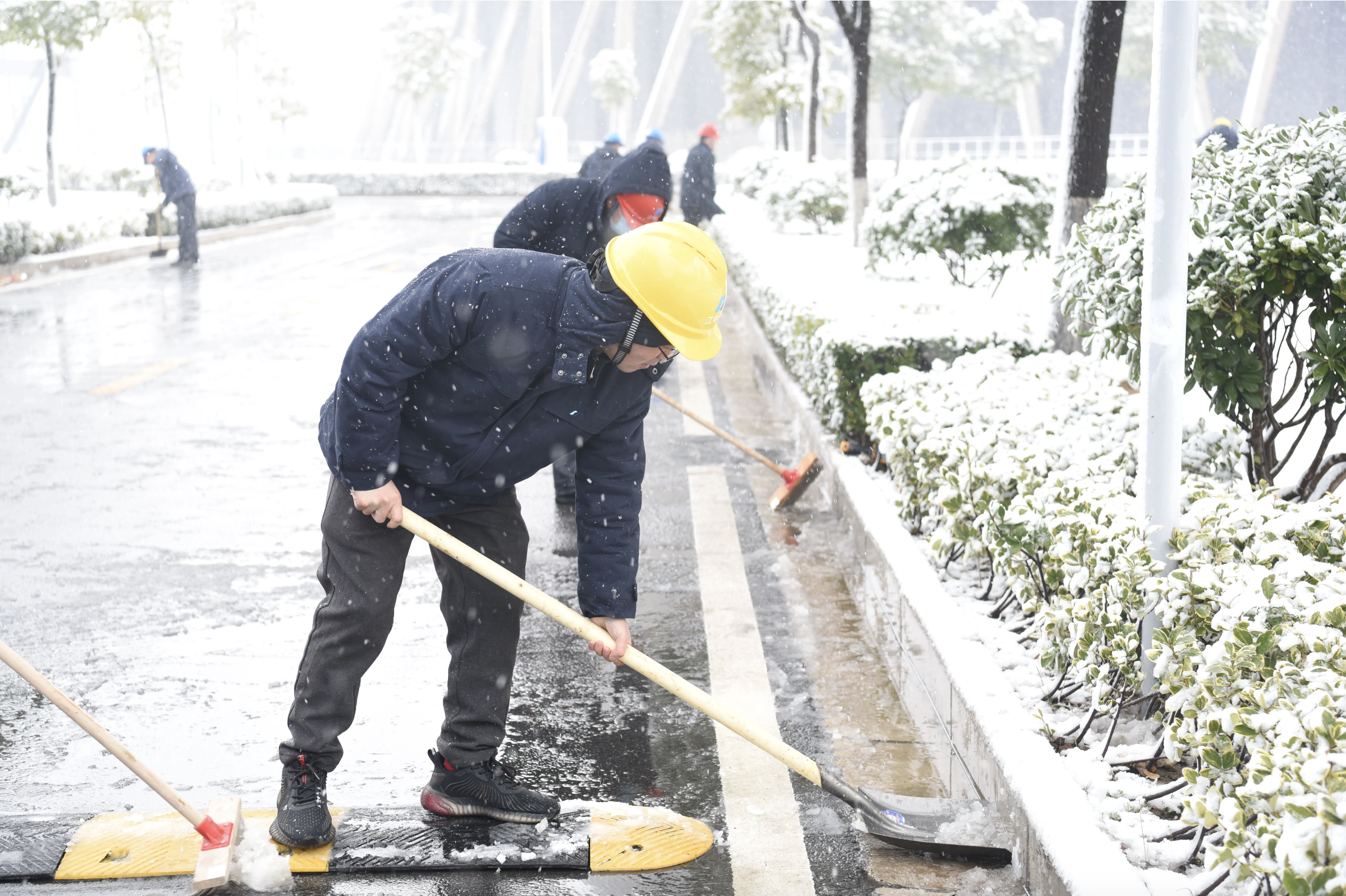 湖北江陵公司员工正在清除厂区积雪