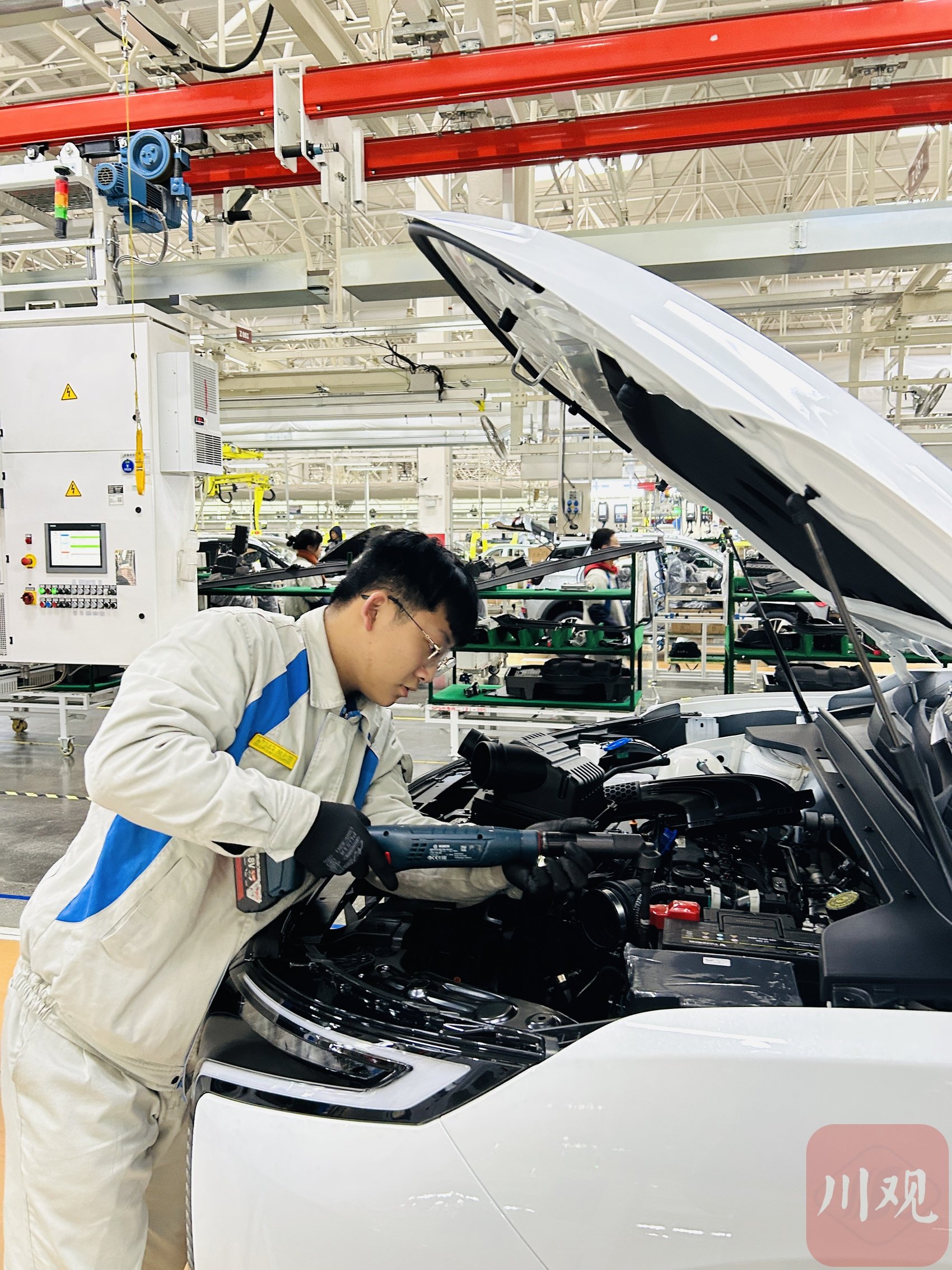 总装线上的工人正在装配零件