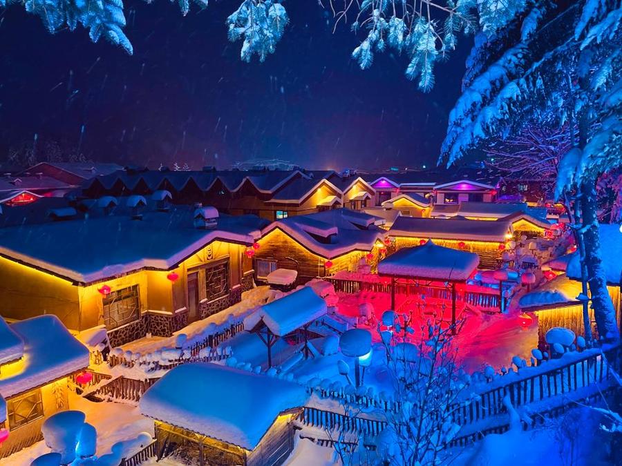 这是11月10日拍摄的黑龙江"中国雪乡"景区夜景(手机照片).