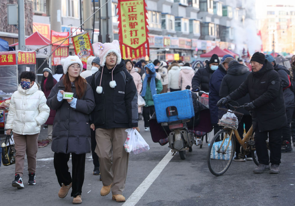 2024年1月12日,人们在辽宁沈阳小河沿早市休闲游玩.