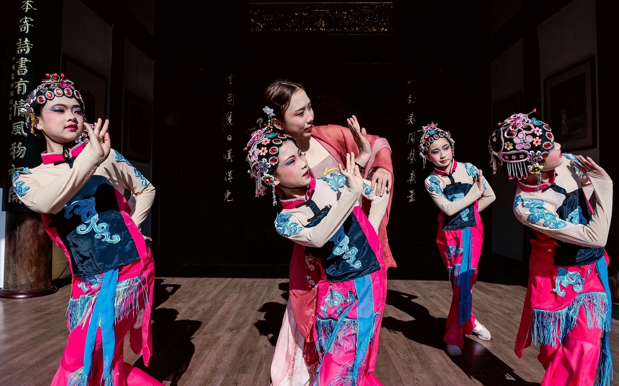 小学生在老师的指导下练习戏曲动作.通讯员 欧宗涛 宫姣姣 摄