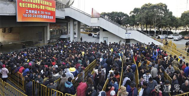 2012年1月6日,苏州火车站体育中心临时售票点人山人海,旅客排队购票.