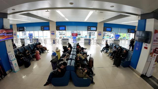 2024年1月26日,春运首日,乘客在南京汽车客运站候车.记者 吴俊摄