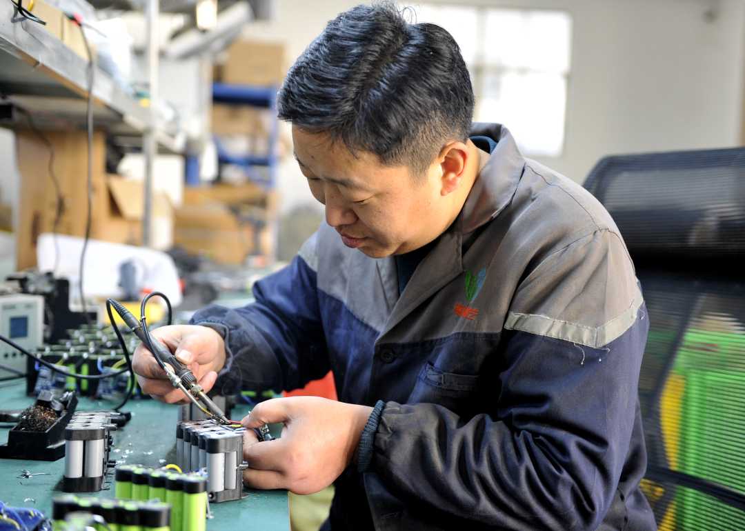 图为工人进行锂电池焊接操作.杨琳琳摄