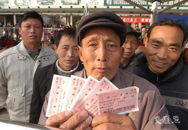2006年1月25日,苏州市,外来务工人员在火车站候车回家过年.
