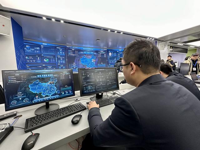 工作人员正在电脑前值守.新京报记者 王贵彬 摄