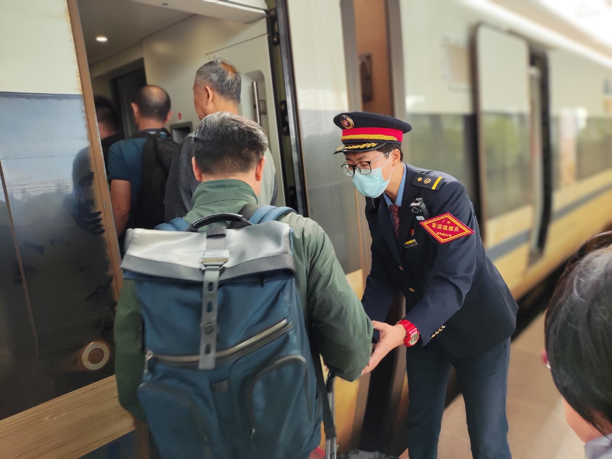 客运员扶旅客上车.通讯员 陈可瑞 摄