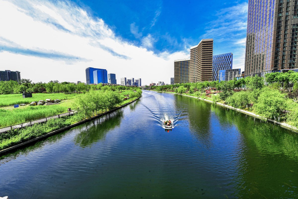 通惠河两岸高楼林立,城市风光倒映水面之上.(资料图)记者 唐建/摄