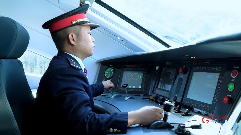 图为大理机务段电力机车司机李怡鹏精准操控高原动车.