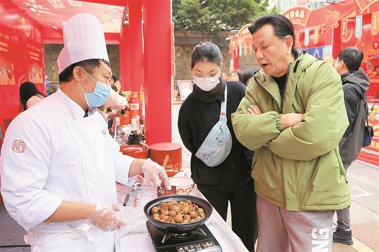 ▲厨师在大集现场烹饪美食。（深圳晚报记者 陈玉 摄）