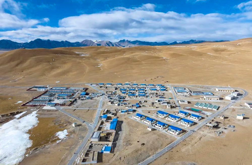 鸟瞰那曲市申扎县巴扎乡色尼村(无人机照片,1月6日摄).