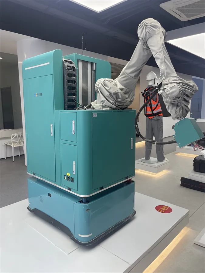 相城智能装备研发与服务中心内的室内腻子喷涂机器人